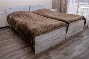 1 cama grande en un dormitorio con suelo de madera en Hotel Luka en Ureki