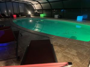 Bazén v ubytování T1, spa privé accès piscine sauna nebo v jeho okolí