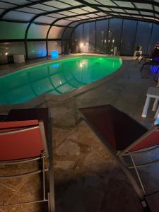 Bazén v ubytování T1, spa privé accès piscine sauna nebo v jeho okolí