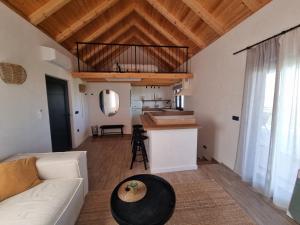 ein Wohnzimmer mit einem weißen Sofa und einer Küche in der Unterkunft Rocca Verde in Murvica