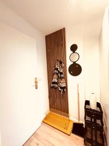 a room with a wooden door in a room at D52 - das Businessapartment in Dresden