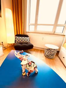 une chambre avec un chien sur un tapis bleu dans l'établissement D52 - das Businessapartment, à Dresde