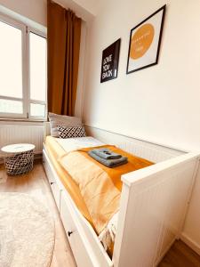 sypialnia z łóżkiem w pokoju w obiekcie D52 - das Businessapartment w Dreźnie