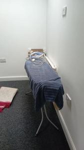 una mesa con una manta azul en una habitación en Studio Flat 3 Nelson Town Centre en Nelson