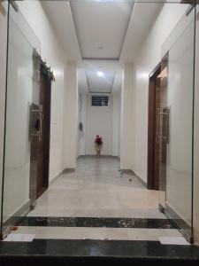 an empty hallway with a vase of flowers in a building at Uma Magan Farms in Vrindāvan