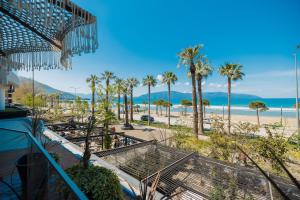 - un balcon offrant une vue sur la plage dans l'établissement Mustafa Suites, à Vlorë