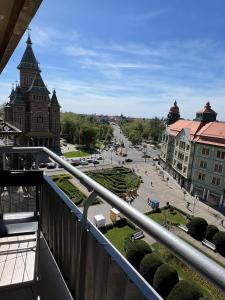 een balkon met uitzicht op de stad bij City Center Apartment With Balcony in Timişoara