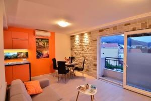 un soggiorno con divano e tavolo di Studio Apartment Colors of Dubrovnik a Dubrovnik
