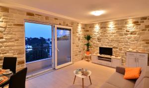 un soggiorno con divano e TV di Studio Apartment Colors of Dubrovnik a Dubrovnik