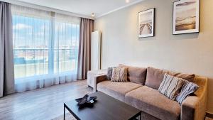 米兹多洛杰HolidayHomePL Bel Mare 317e z balkonem的带沙发和大窗户的客厅 更多29张照片