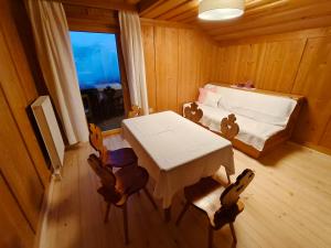 een kamer met een bed en een tafel en stoelen bij Rieserhof in Heinfels