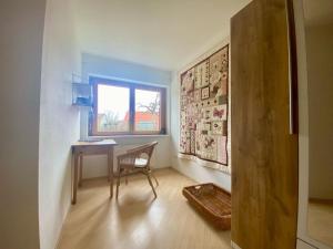 Zimmer mit einem Tisch, einem Stuhl und einem Fenster in der Unterkunft Einliegerwohnung in ruhiger Lage in Gunningen