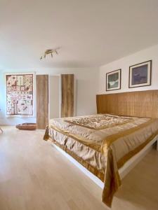 ein Schlafzimmer mit einem großen Bett in einem Zimmer in der Unterkunft Einliegerwohnung in ruhiger Lage in Gunningen