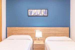 A bed or beds in a room at Apartamentos Rurales de Abelleira