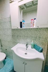 y baño con lavabo blanco y aseo. en Aurum 29a, en Doboj