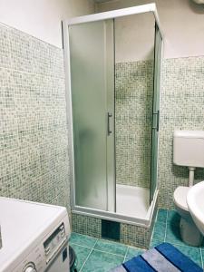 ドボイにあるAurum 29aのバスルーム(ガラスドア付きのシャワー付)