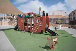 un parco giochi con scivolo e struttura per il gioco di Appartement Sunshine a Los Alcázares