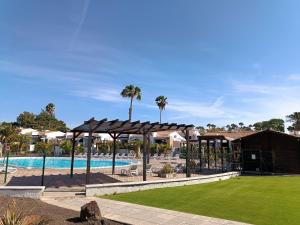 basen z pawilonem obok ośrodka w obiekcie Poolside little Paradise Colorado #2 w mieście San Bartolomé