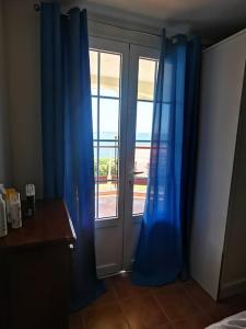 A bed or beds in a room at T2 Malendure avec vue Réserve Cousteau