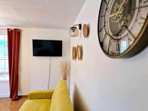 A television and/or entertainment centre at T2 Malendure avec vue Réserve Cousteau