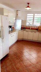 A kitchen or kitchenette at T2 Malendure avec vue Réserve Cousteau