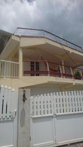 A balcony or terrace at T2 Malendure avec vue Réserve Cousteau
