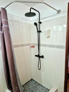 A bathroom at T2 Malendure avec vue Réserve Cousteau