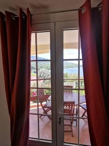 A balcony or terrace at T2 Malendure avec vue Réserve Cousteau