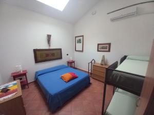 1 dormitorio con 2 camas y 2 mesitas de noche en "La Casita", 2 Floors Apartment, Private Parking 1 car OR 2 Bikes, Air-Cond and Terrace, en Livorno