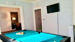 sala de estar con mesa de billar y TV en Cute 3BR house with Pool Table - Bookings by rooms!, en Charleston