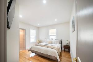 Un pat sau paturi într-o cameră la 82-Newly renovated, luxury apartment in Boston