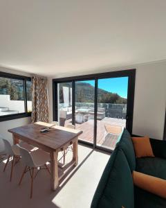 ein Wohnzimmer mit einem grünen Sofa und einem Tisch in der Unterkunft A Eze , Bas de villa piscine près de Monaco in Èze