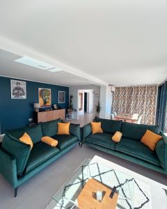 Photo de la galerie de l'établissement Èze - Appartement dans bas de villa avec piscine près de Monaco, à Èze 15 autres photos