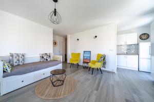 1 dormitorio con 1 cama grande y sillas amarillas en Confortable 2 pièces 54 m2 proche de la mer, en Niza