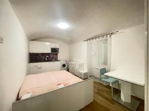 een slaapkamer met een bed en een tafel en een keuken bij Washingtonova apartment 006 in Praag