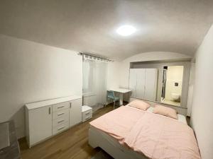 een slaapkamer met een bed, een wastafel en een spiegel bij Washingtonova apartment 006 in Praag