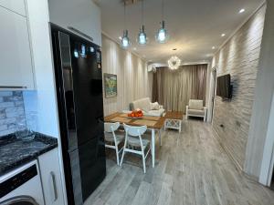 eine Küche und ein Esszimmer mit einem Tisch und Stühlen in der Unterkunft appartment GIORGI in Batumi