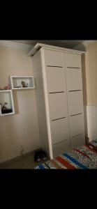 - une porte de placard blanche dans une chambre avec un lit dans l'établissement Alugo apartamento de luxo, 3 quartos, 2 vagas, à Cabo Frio