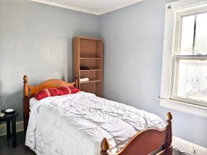 A bed or beds in a room at Cute 3BR house with Pool Table - Bookings by rooms!