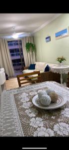 - un salon avec une table et une plaque de cuisson dans l'établissement Alugo apartamento de luxo, 3 quartos, 2 vagas, à Cabo Frio