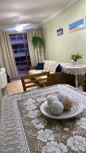 - un salon avec une table et une plaque de cuisson dans l'établissement Alugo apartamento de luxo, 3 quartos, 2 vagas, à Cabo Frio