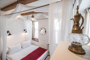 um quarto com uma cama e uma mesa com um candeeiro em Revelton Baku Studios em Baku