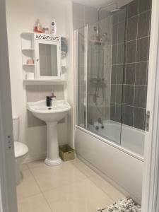 Een badkamer bij Room with own bathroom in private home