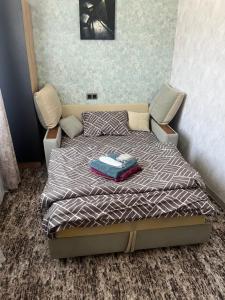 um quarto com uma cama com duas toalhas em Տուն-Տեղ Tun-Tegh em Guiumri