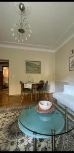 een woonkamer met een tafel en een bed en een eetkamer bij DeeM-LUX in Belgrado