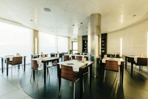 ein Speisesaal mit Tischen und Stühlen in einem Restaurant in der Unterkunft Hotel Dei Vicari in Scarperia