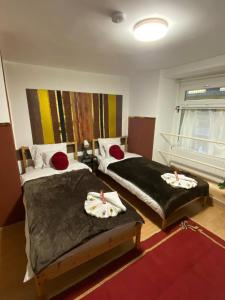 1 dormitorio con 2 camas y toallas. en Allaga House, en Budapest