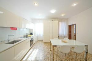 Kuchyňa alebo kuchynka v ubytovaní DolceVita Apartments N 496
