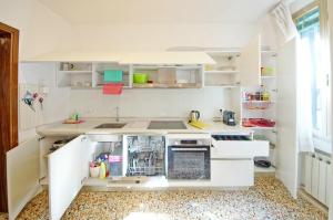 Kuchyňa alebo kuchynka v ubytovaní DolceVita Apartments N 496