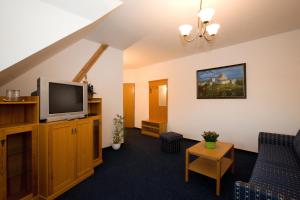 TV a/nebo společenská místnost v ubytování Hotel Atawa